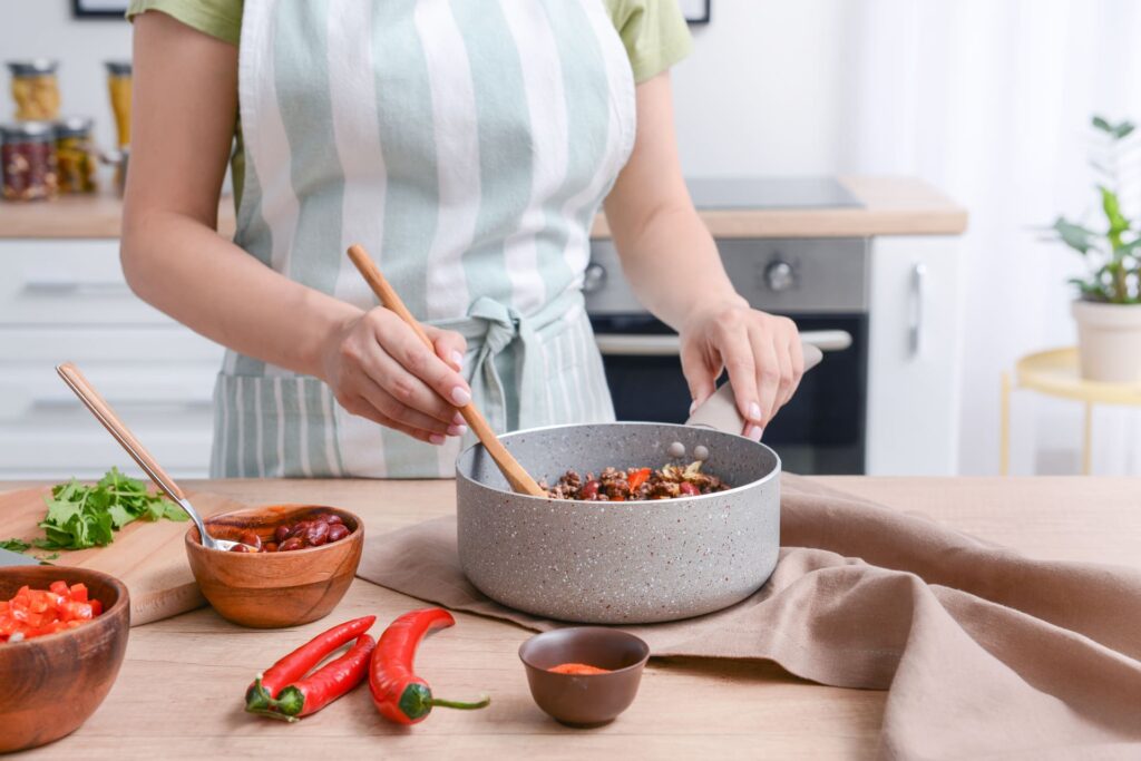 Tavolo in cucina con preparazione di una ricetta con peperoncino.