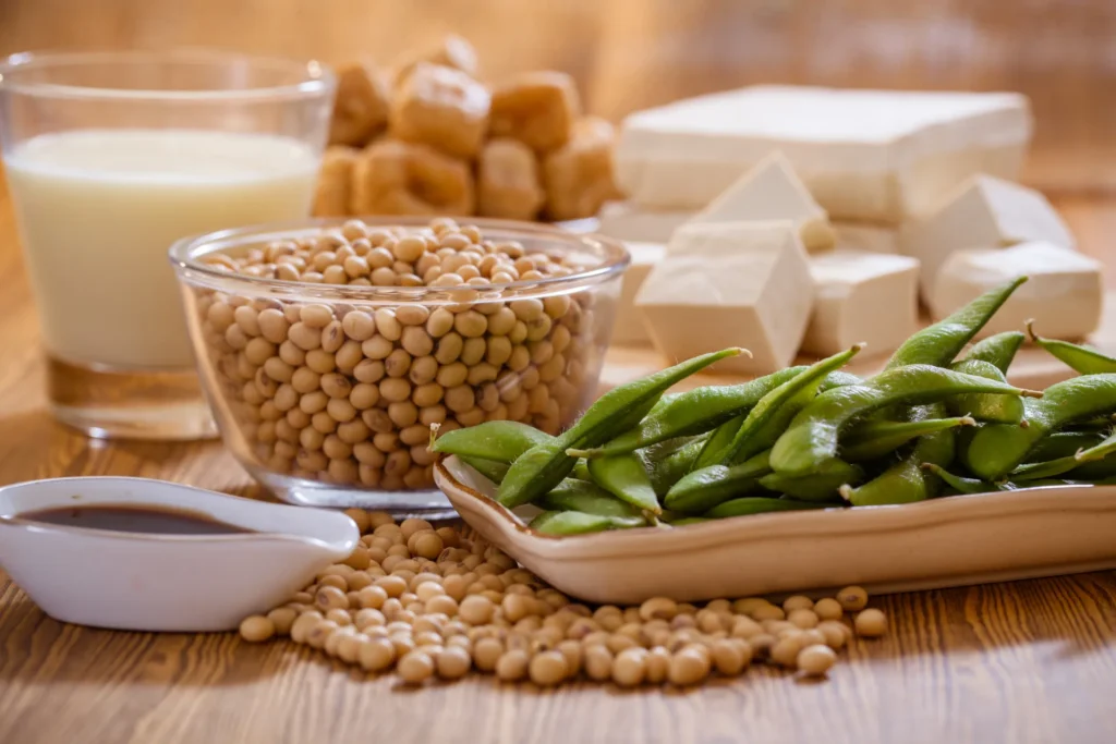 Soia e altri alimenti esposti su un tavolo