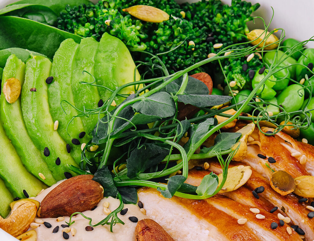 Proteine vegetali e animali in dettaglio: verdure a foglie verdi e pollo.