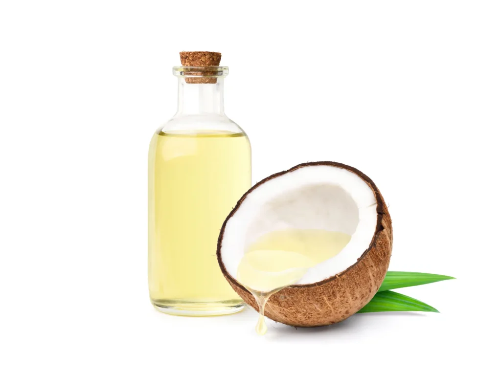 Bottiglia di olio di cocco, con noce di cocco aperta vicino