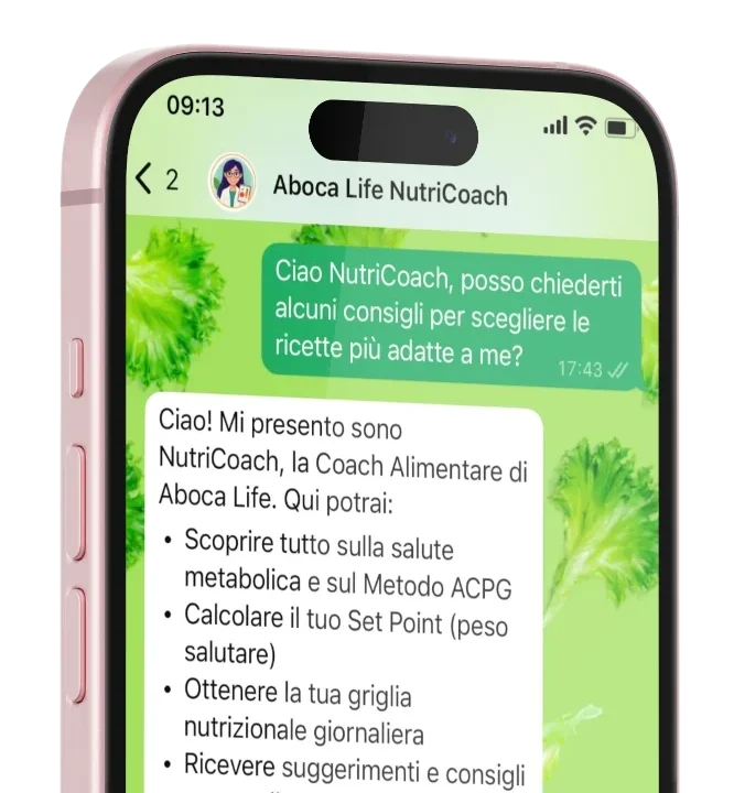 smartphone con all'interno un esempio di chat whatsapp con il nutricoach che offre consigli alimentari