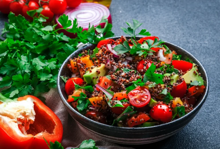 Insalata di quinoa, pomodorini, cetrioli e prezzemolo