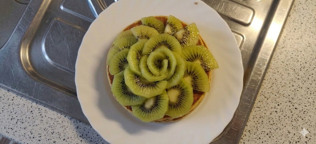 Frutta fresca e salutare con kiwi e altri frutti naturali.