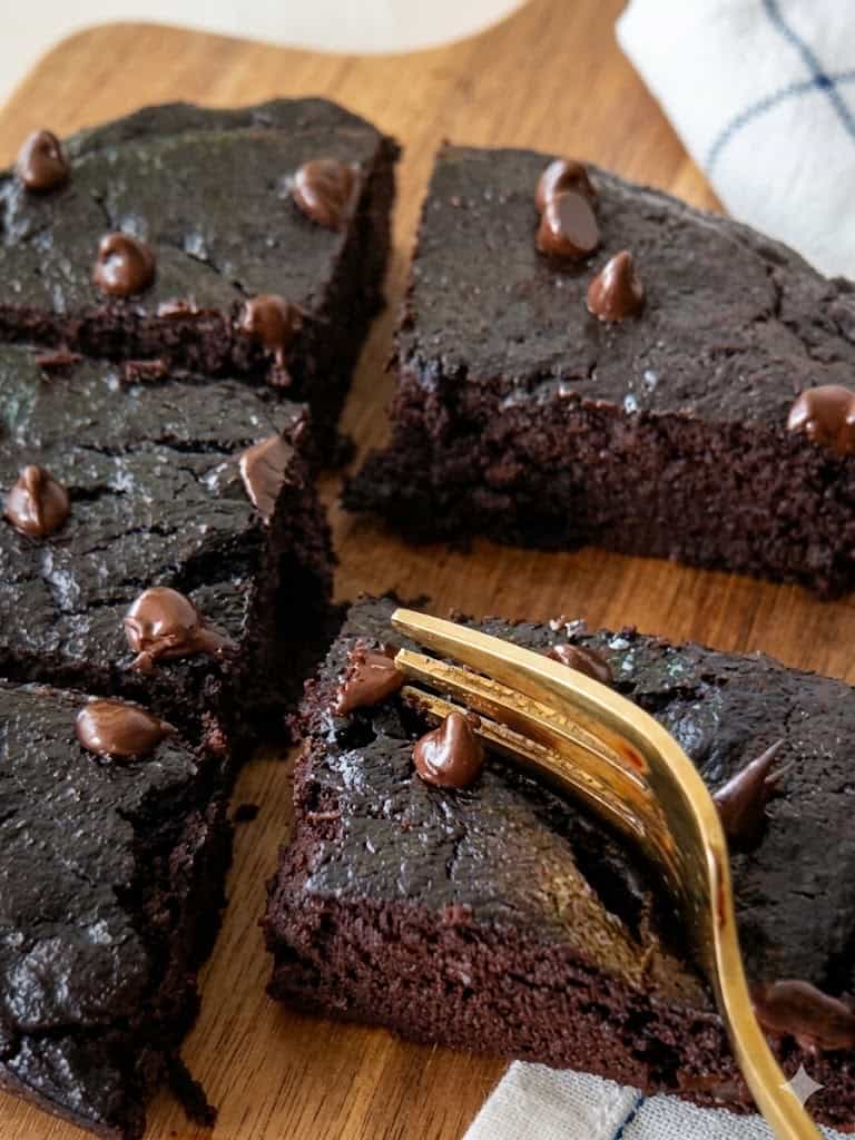 Torta al cioccolato fondente senza zucchero, ideale per una dieta equilibrata e salute metabolica.