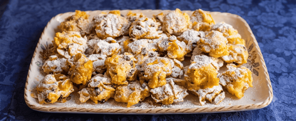 Dolcetti di mandorle e zucchero su piatto bianco.