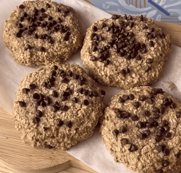 Cookies con gocce di cioccolato croccanti e morbidi.