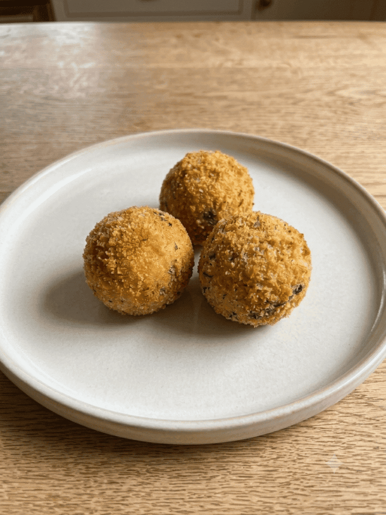 Polpette di ceci croccanti su piatto bianco.